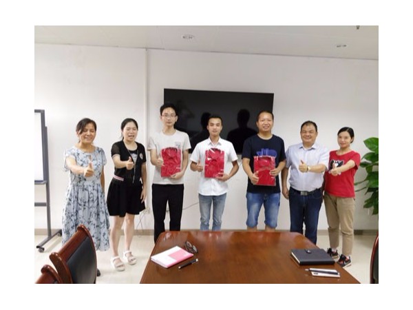 邁世機房監(jiān)控新員工轉正照片