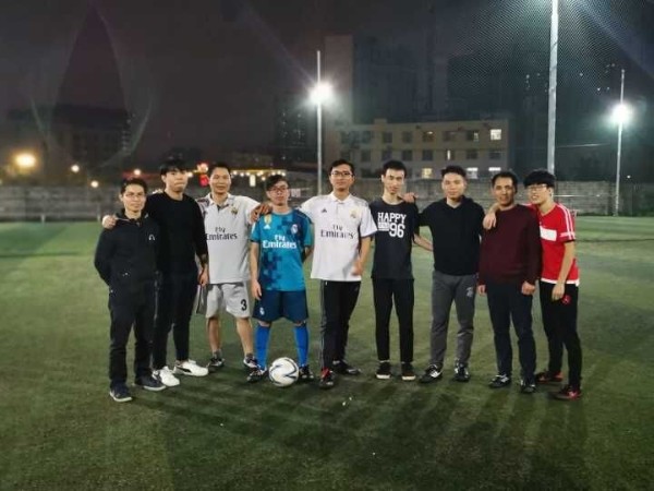 邁世足球小分隊享受運動，綠茵場上的雨夜鏖戰(zhàn)