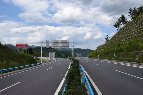 自動運(yùn)行的高速公路視頻監(jiān)控配電箱管理系統(tǒng)